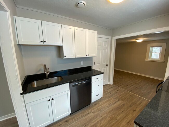 Building Photo - Charming 2 Bed 1 Bath
