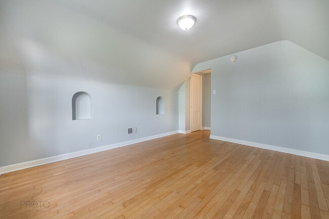 Building Photo - 29 W 33rd Pl