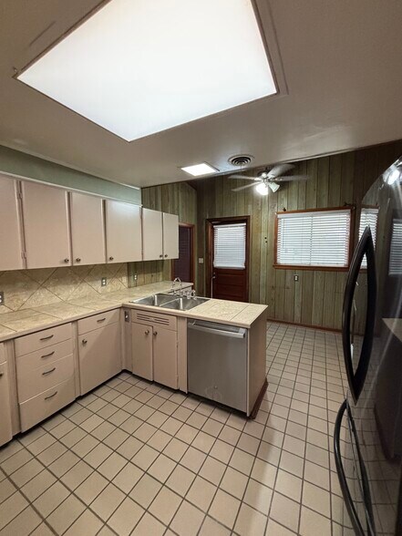 Kitchen with cooktop, oven, dishwasher and fridge - 1010 N Cutting Ave
