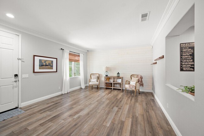 Building Photo - Gorgeous Eastlake Townhome!