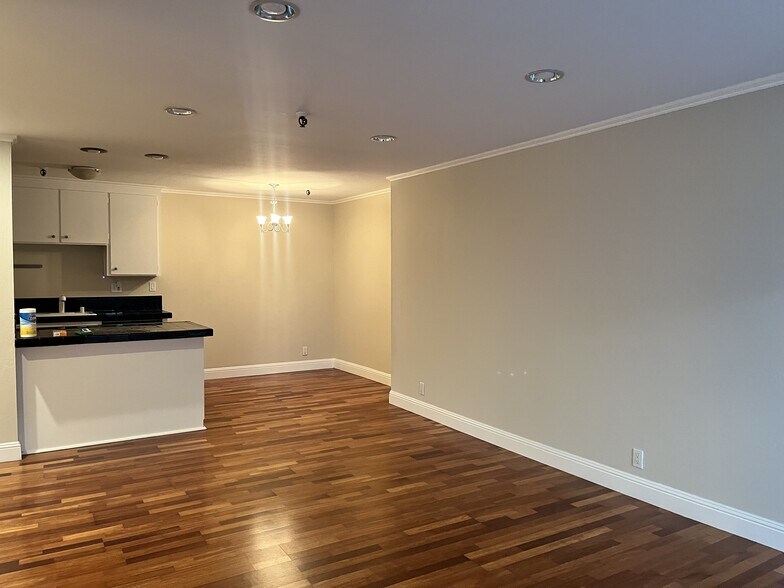 Building Photo - 325 Lenox Ave