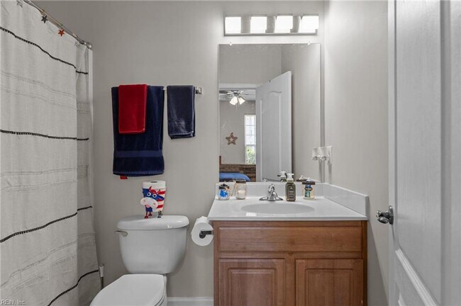 Building Photo - 3 Story Townhouse-style Condo Near Town Ce...