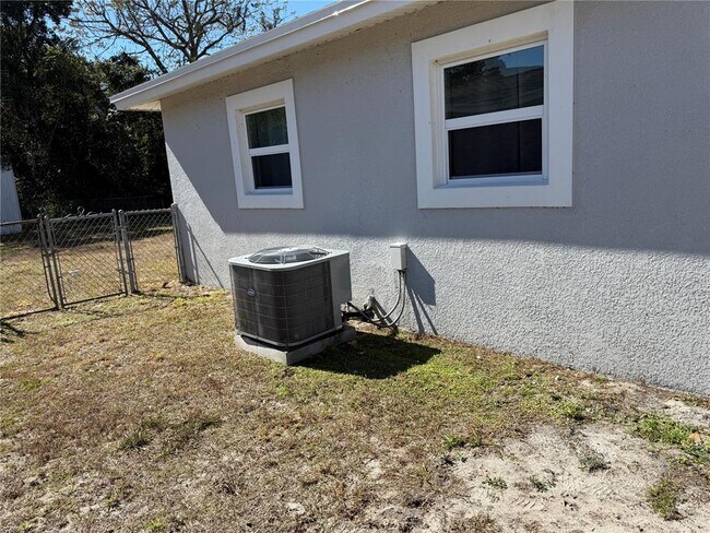 Building Photo - 204 6th Jpv St