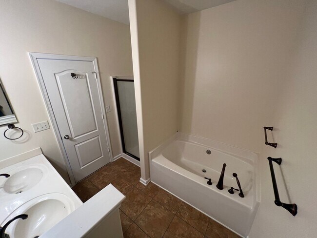 Building Photo - Available Now! 2nd Story, 3 Bed, 2.5 Bath Condo with Screened-in Balcony in Adams Landing