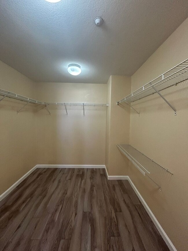 Building Photo - Move in special !!! $1000 off first month rent on approved credit with a 1 year lease.