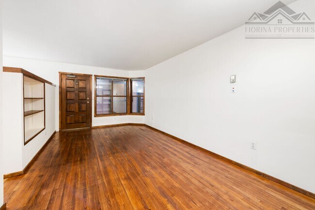 Building Photo - UNFURNISHED Inviting Studio Apartment in the Heart of Downtown