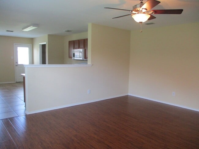 Building Photo - $1995 / 4br – 1760 ft2 - 4/2/2Ready to mov...