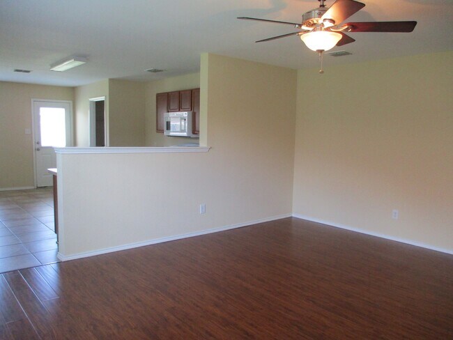 Building Photo - $1995 / 4br – 1760 ft2 - 4/2/2Ready to move in Woodland Creek Addition (Royse City)