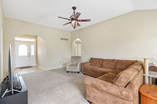 Building Photo - Spacious two-story home in a convenient location