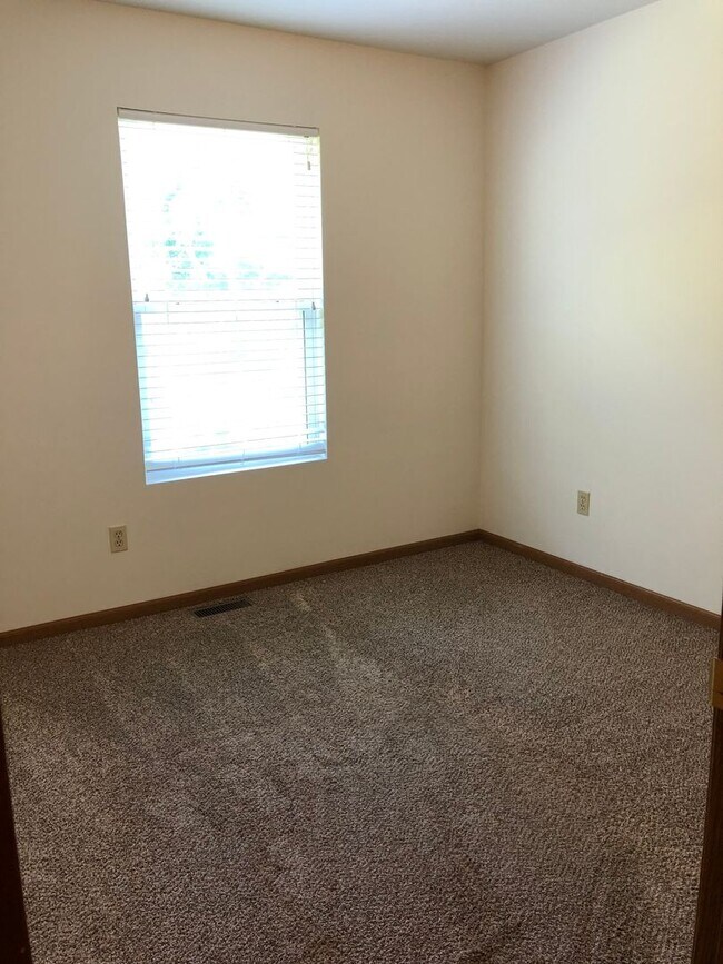 Building Photo - 415 Briden