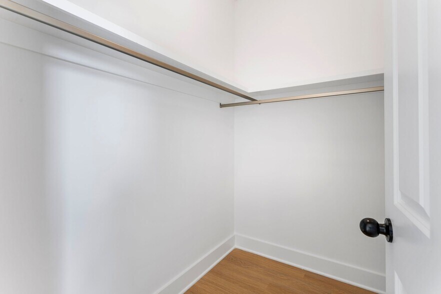 Building Photo - 2028 Arbutus Ave