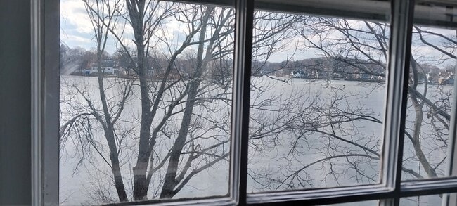 Building Photo - 10 Pine Point Rd