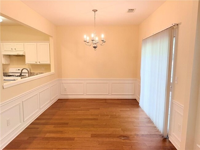 Building Photo - 2380 Fairlie Dr