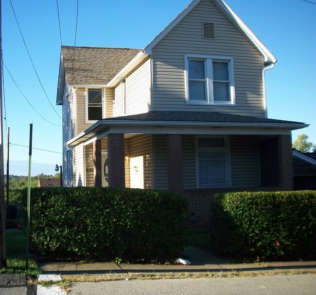 Primary Photo - 2 BR, 1 1/2 Bath, 2-Story Home for Rent - ...