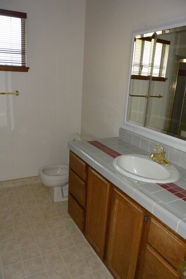 Building Photo - Desireable SW area