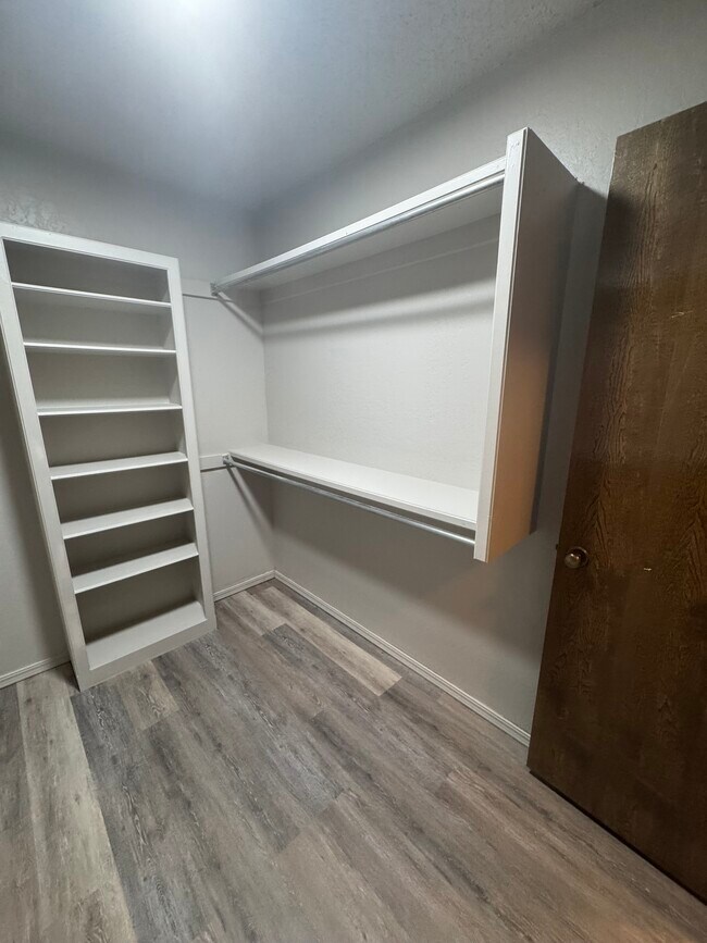 Building Photo - 325 E Parkland Dr