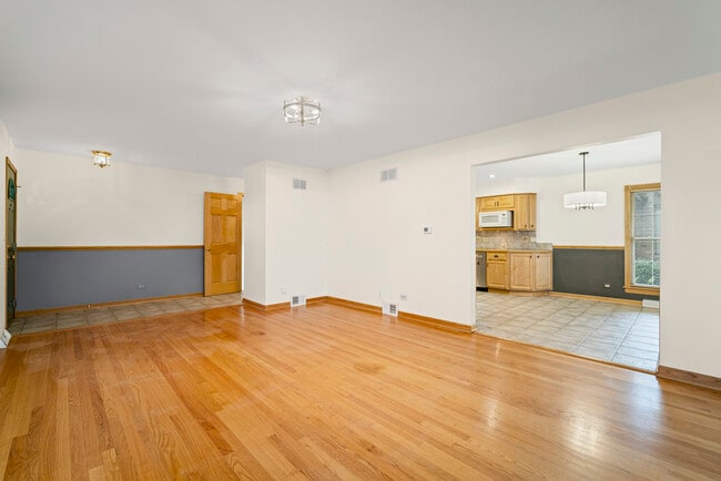 Building Photo - 421 N Elm St