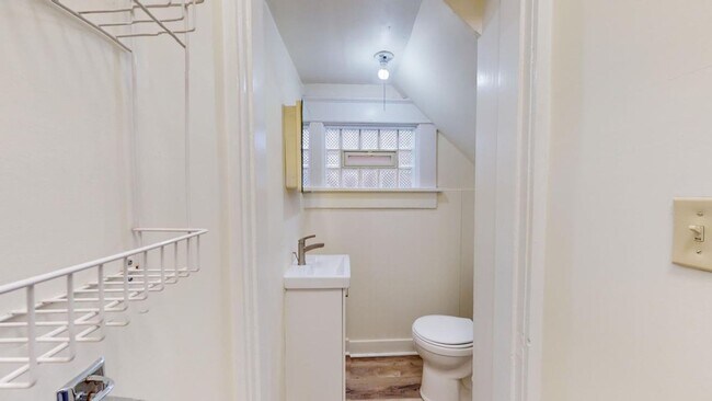 Building Photo - SPACIOUS Single Family House AVAILABLE Fal...