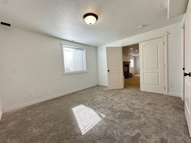 Building Photo - Stunning 6 Bed / 3 Bath | Great Location | Expansive Living Space