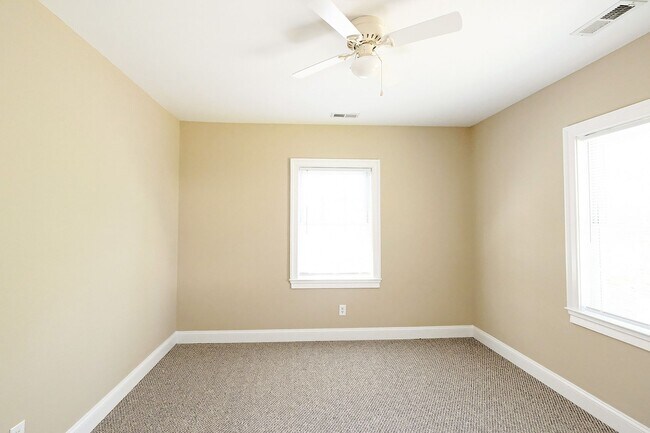 Building Photo - Charming Move-in Ready Downtown Home With Updates