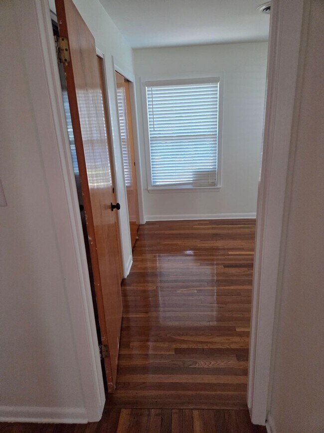 Building Photo - Travis Heights