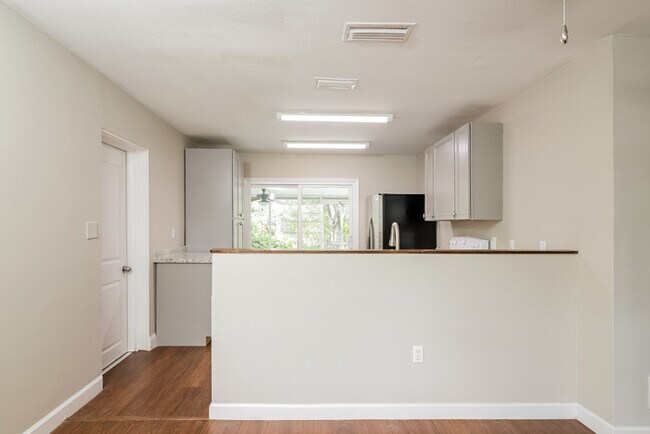 Building Photo - Bright 2-Bedroom Home with Spacious Screened Porch