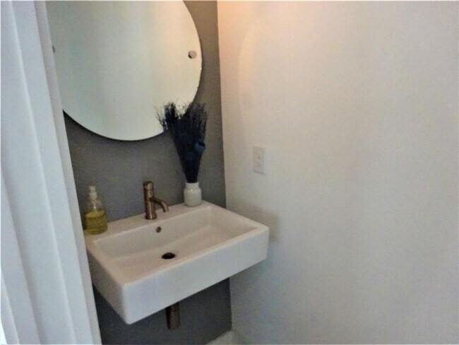 Building Photo - Gorgeous Condo in Desirable East Austin Lo...