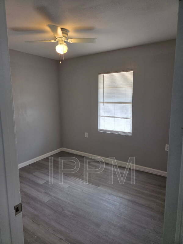 Building Photo - 1141 W Acacia Ave