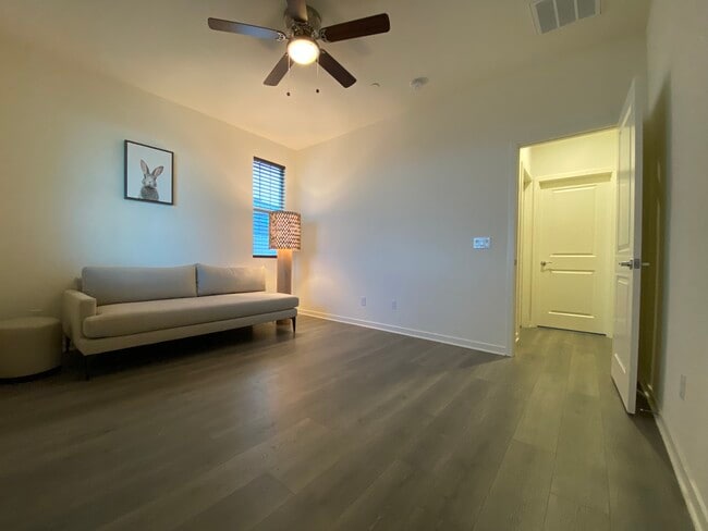 Building Photo - 45131 Landing Pl