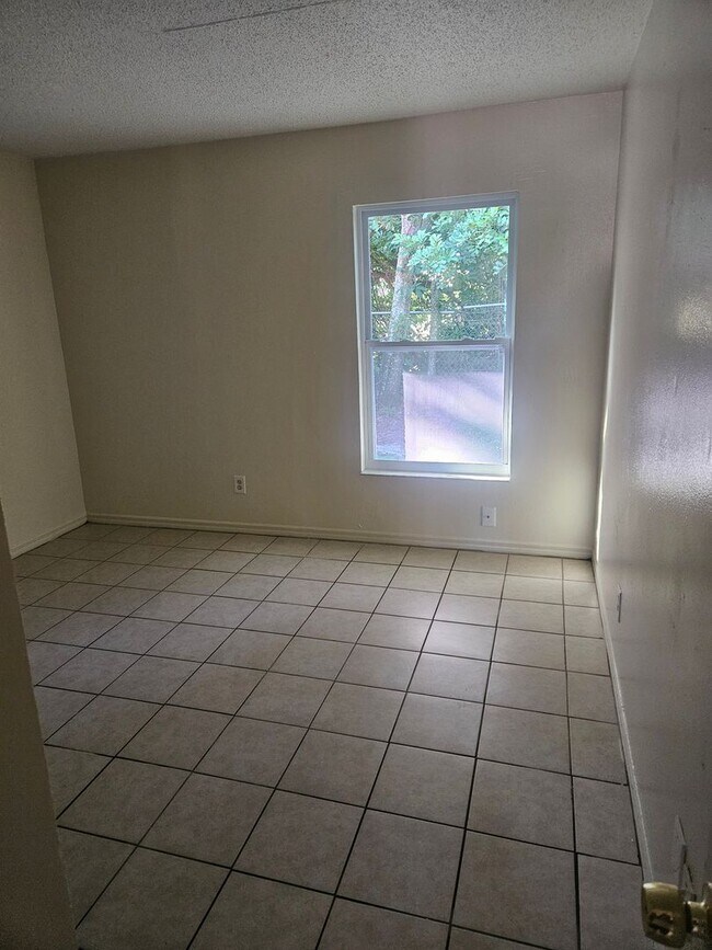 Building Photo - 2/1 DUPLEX