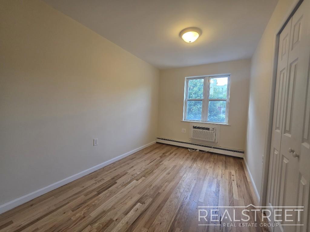 Building Photo - Spacious 2-3 Bed, 2 Bath Apartment with In...