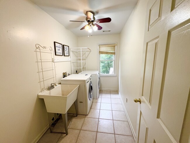 Building Photo - 403 Dogwood Way