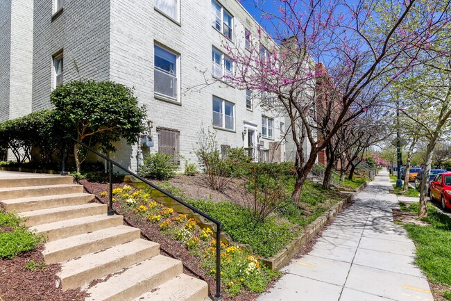Building Photo - Stylish Condo in Hill East - Parking Space...