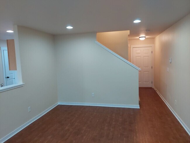 Building Photo - 2200 Greenview Cir