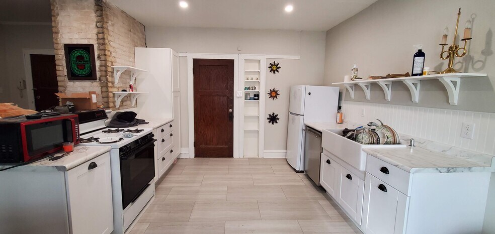 Building Photo - 1013 E Center St