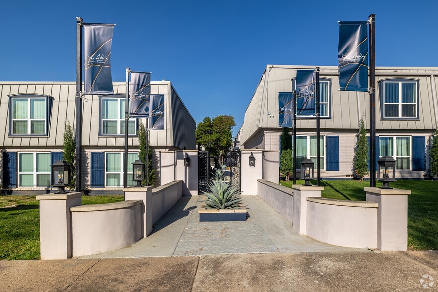 Entrance - The Ashley at Bluffview Apartments
