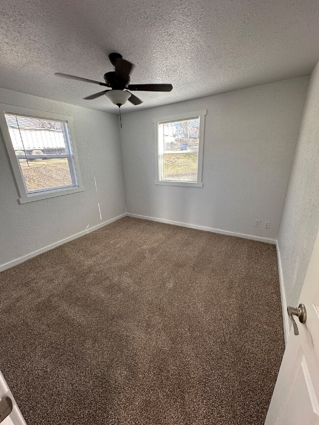 Building Photo - "Charming Little 3-Bedroom Gem on North 5th Street with Elegant Granite Touches!"