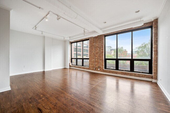 Building Photo - 1021 W Lake St