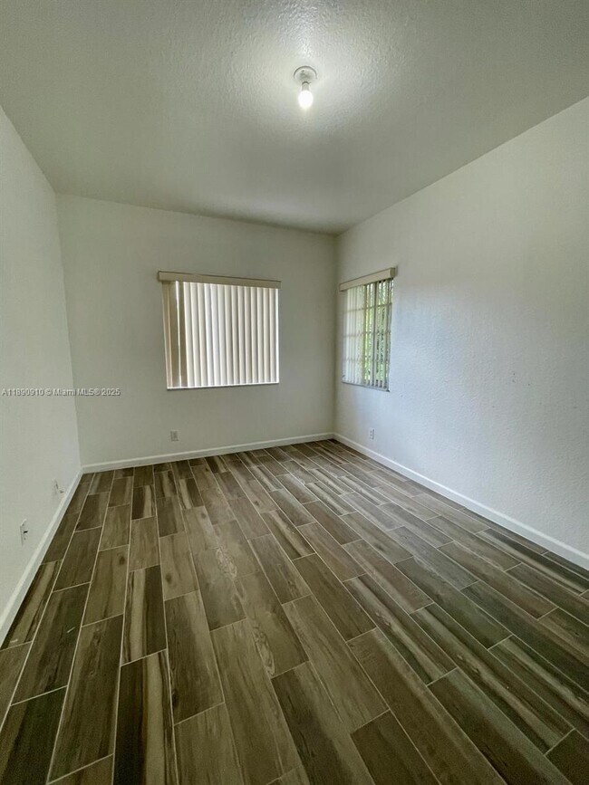 Building Photo - 5347 SW 40th Ave