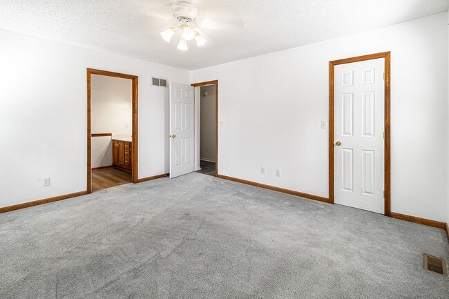 Building Photo - 3 Bedroom 2 Bath in Warrensburg