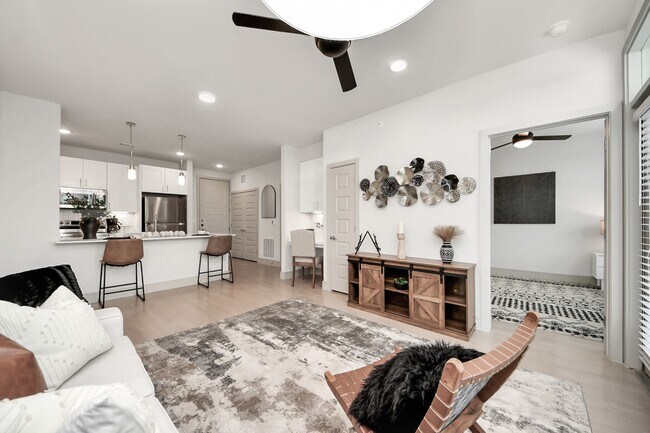 Building Photo - 4840 N Shepherd Dr