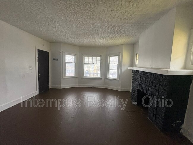 Building Photo - 12633 Edmonton Ave