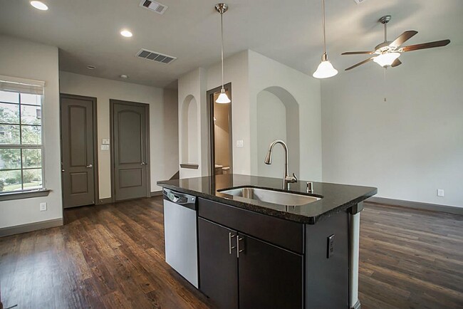Building Photo - 103 Aventura Pl
