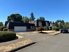 Building Photo - Large 3 bedroom 2.5 bath duplex with a gar...