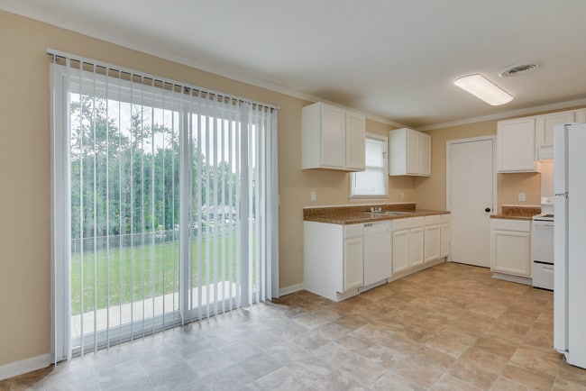 Building Photo - 2216 Walden Dr