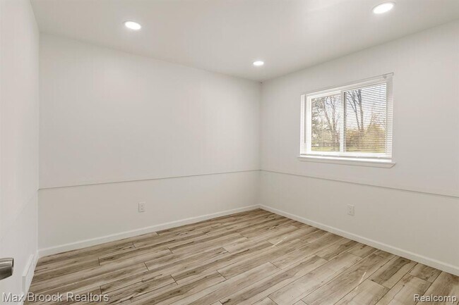 Building Photo - 6207 Nicholas Dr