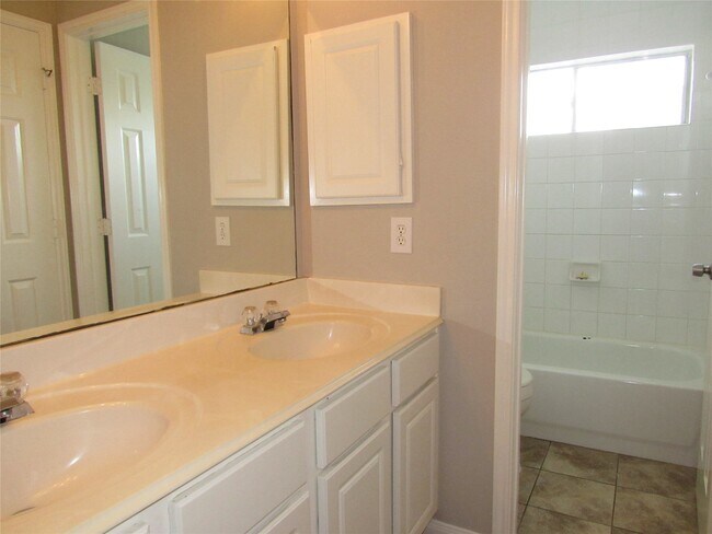 Building Photo - 3519 Englewood Dr