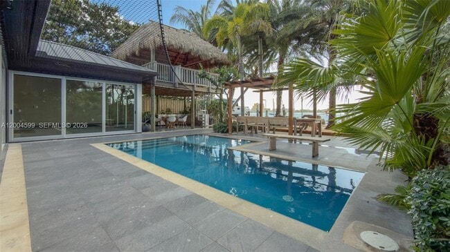 Building Photo - 2440 N Shore Terrace