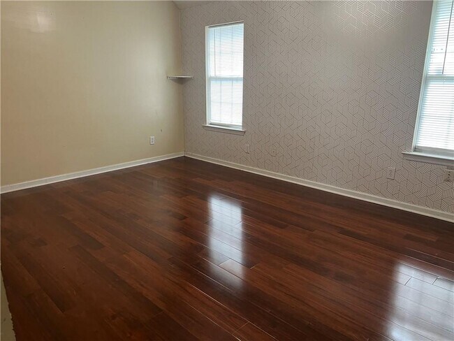 Building Photo - 400 Gresham Dr