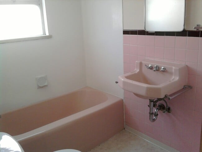 Building Photo - Bungalow on Corner Lot in University District!